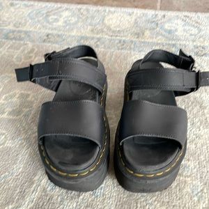 Dr Martens soaftwair black platform sandals “Voss” size W 7